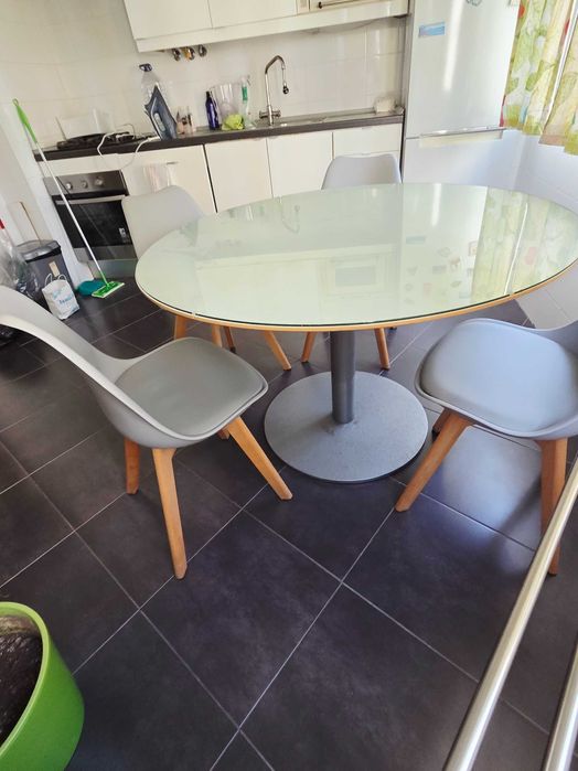 Mesa de cozinha em bom estado