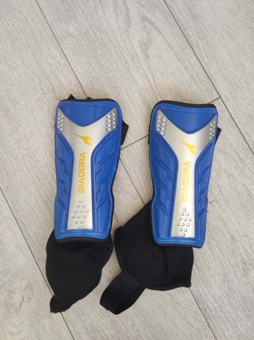 Щитки футбольные