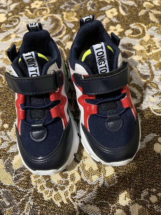 Продам нові дитячі кросівки