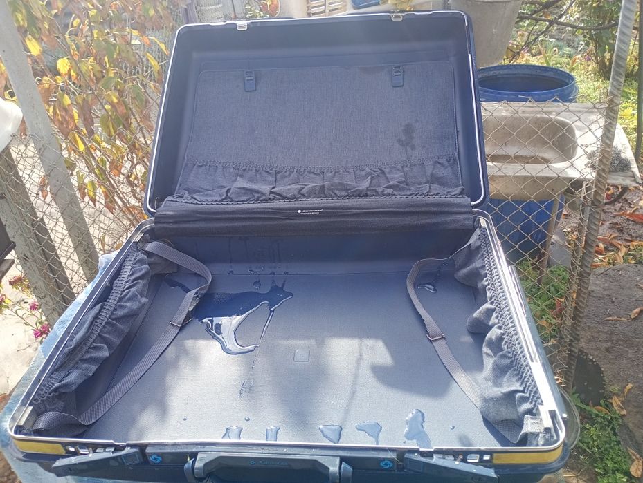 Пластиковий чемодан