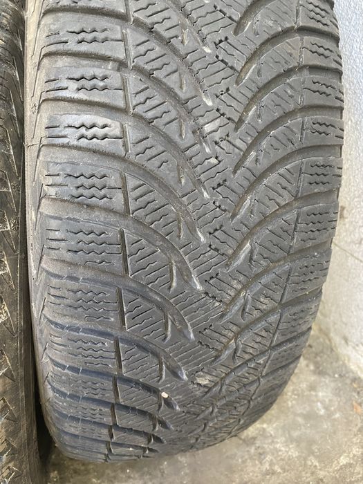 2 Pneus Michelin Alpin 205 60 R16. Muito bom estado conforme fotos.