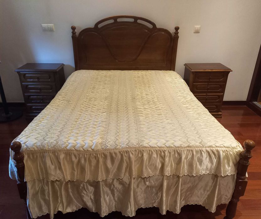 Quarto completo em madeira de castanho