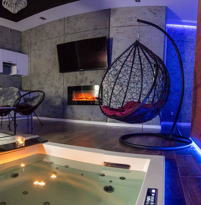 Apartament na wyłączność z jacuzzi w salonie