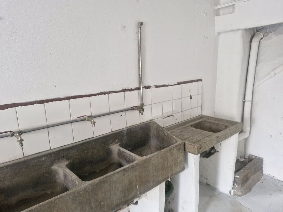 Armazém com 250 m2  à Avenida da Boavista.