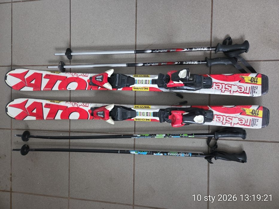 Buty i kijki narciarskie.