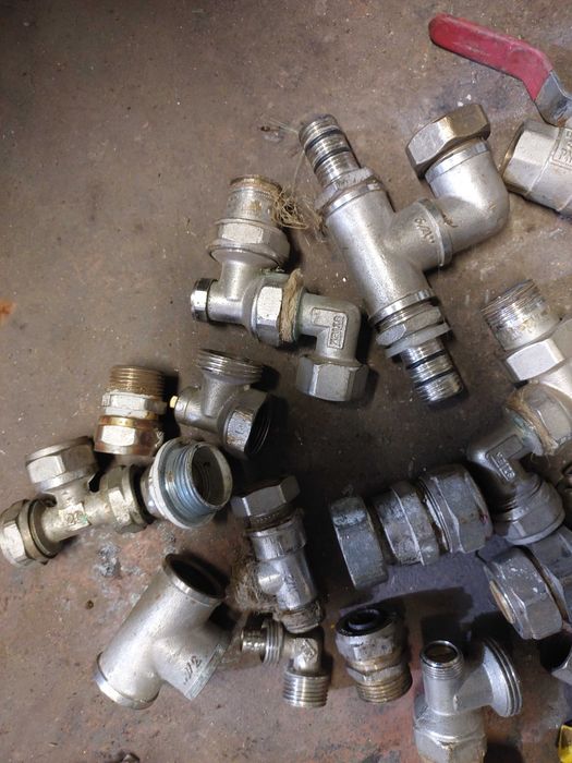 продам фитинг водопроводный