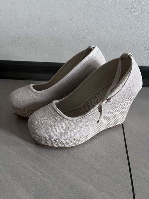 Buty na koturnie biale