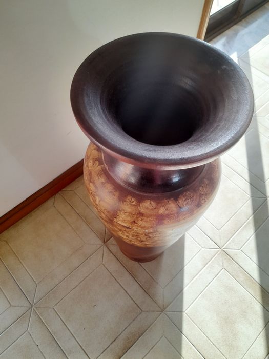Vaso decorativo de grande tamanho

- Acabamento em castanho e dou