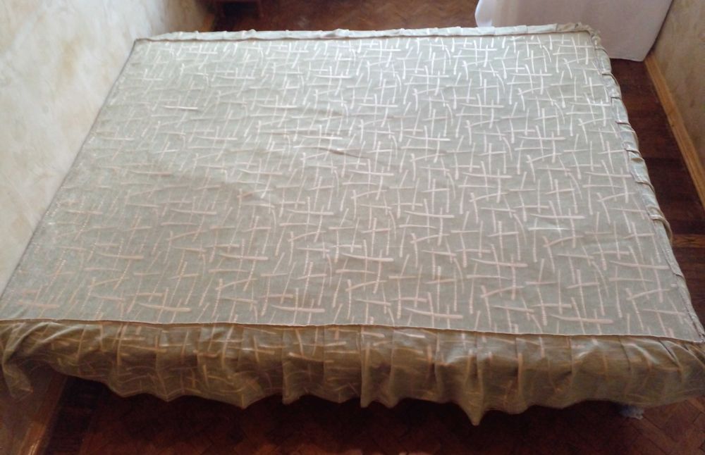 Кровать (матрас / матрац, каркас, под- и наматрасник, покрывало)