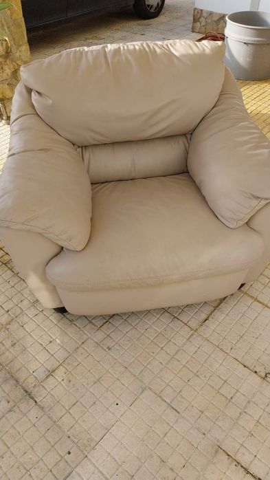 Poltrona Divani & Divani em pele creme