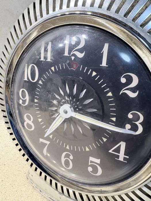 Relógio despertador com efeito caleidoscópico dos anos 60