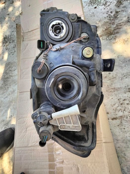 Фара Mitsubishi Space Runner