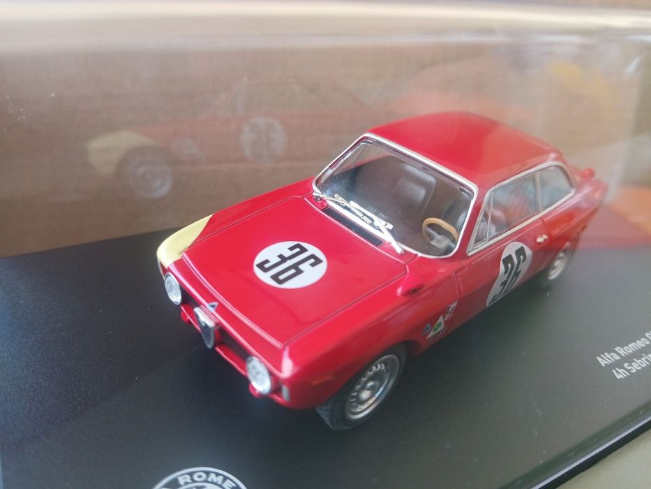 Miniaturas 1/43 Alfa Romeu Giulia e 33Tt em estado novo