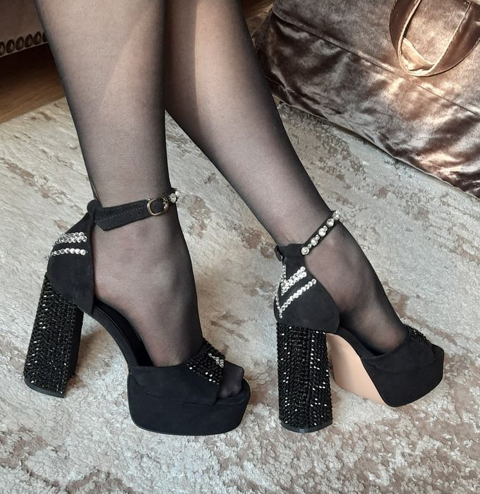 Жіночі трендові босоніжки