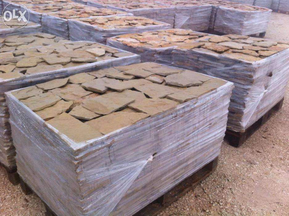 pedra rústica vidraço amarelo