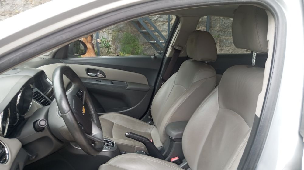 Chevrolet Cruze com caixa velocidades automáticas.