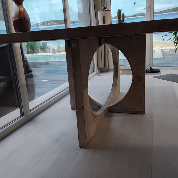 Mesa de design em madeira natural