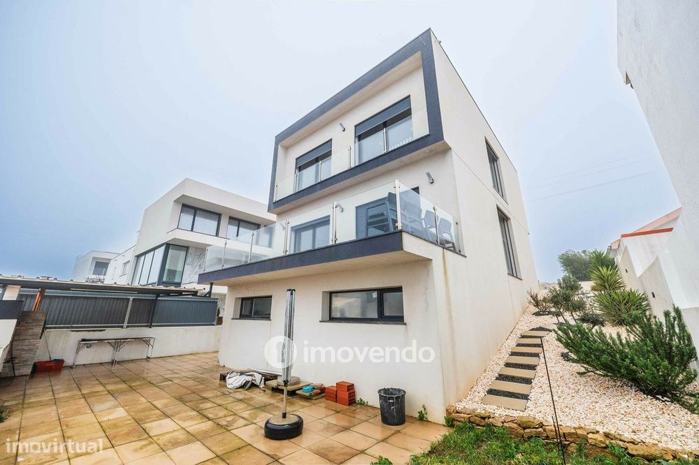 Moradia T3+1 moderna e exclusiva, com garagem e jardim, em Porto Salvo