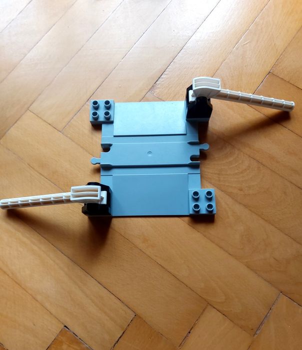 Przejazd  kolejowy peron lego duplo kolejka że szlabanami