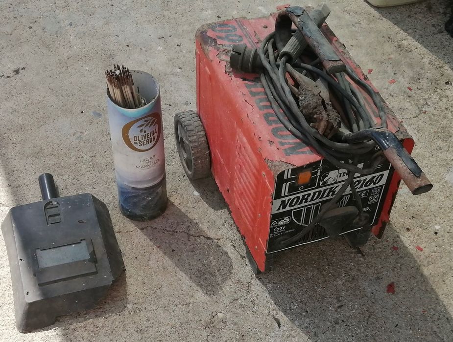 máquina de soldar portátil a funcionar