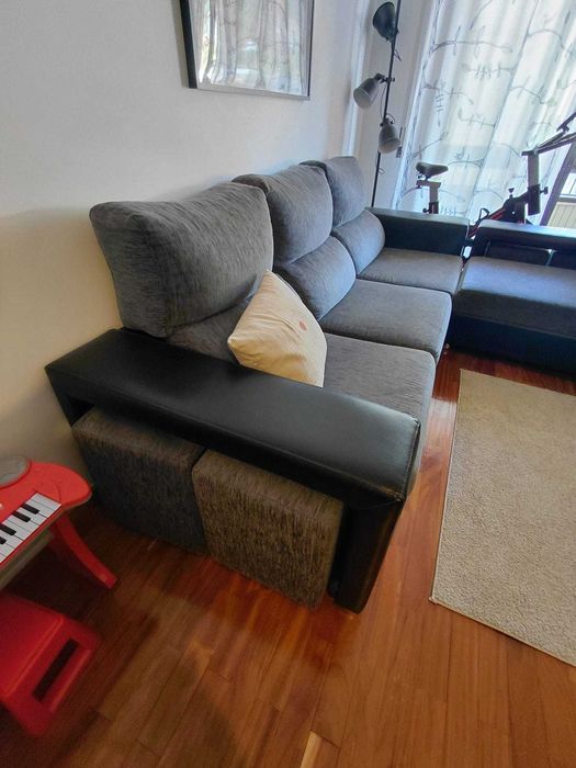 Sofá cinzento com chaise + 4 bancos — muito bom estado