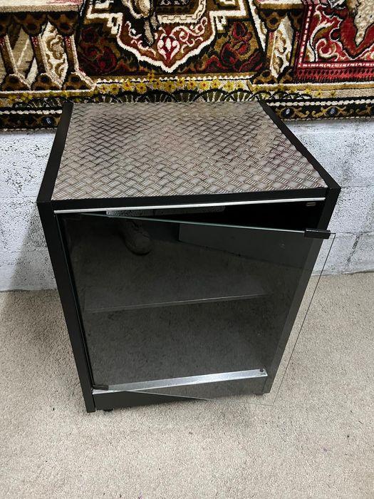 Móvel em madeira com rodas e prateleira, para bar ou aparelhagem.
Medi