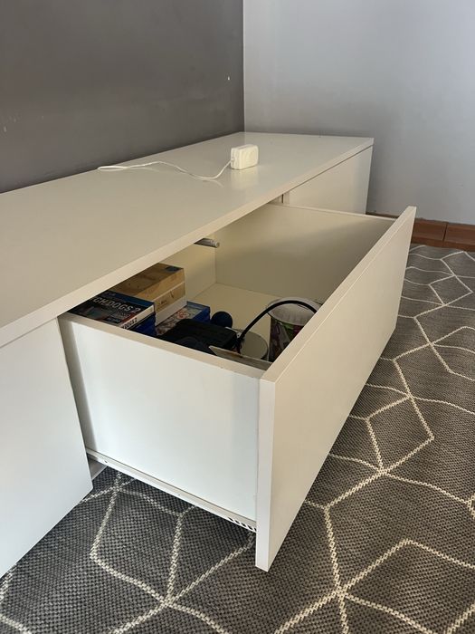 Móvel de sala branco com LED e gavetas “click”