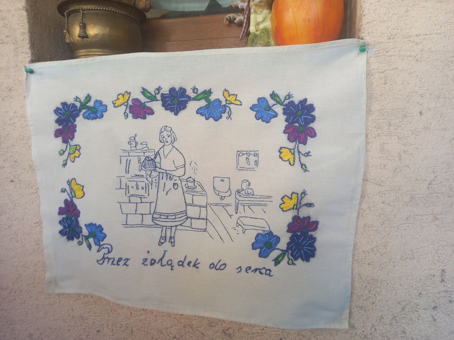 Makatka ścienna ręcznie haftowana nowa.Przez żołądek do serca.
