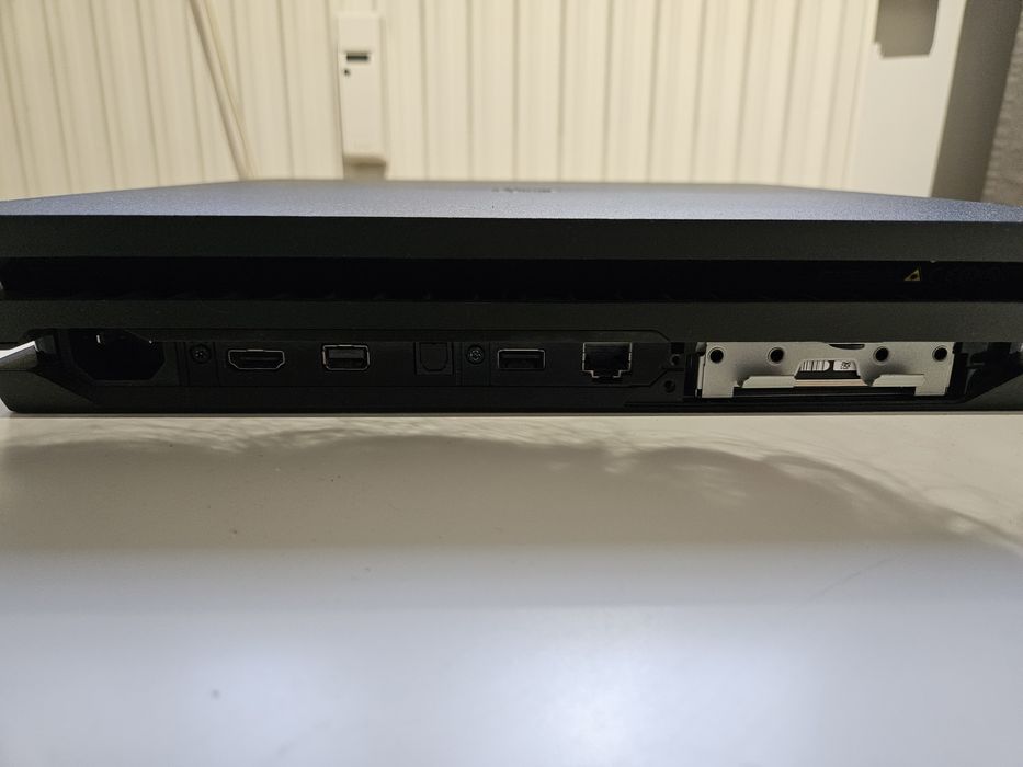 Ps4 pro 1 tb + 11 gier