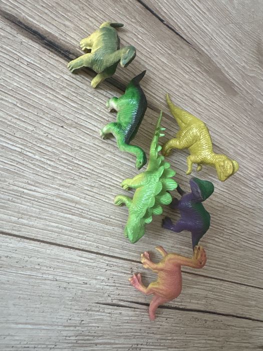 malutkie figurki dinozaurów