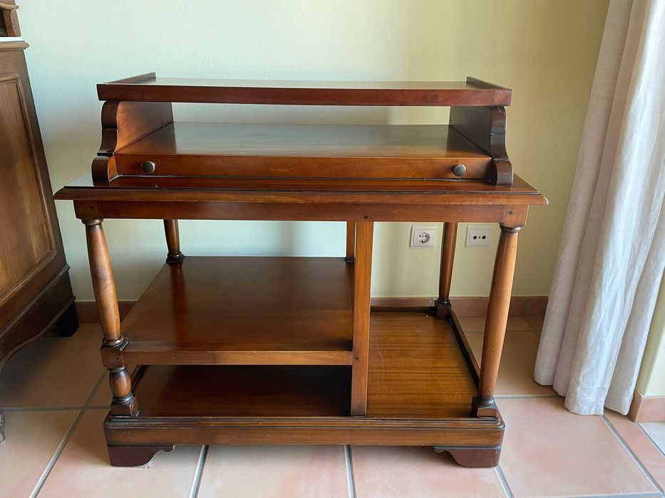 Móvel em madeira maciça (Carvalho)