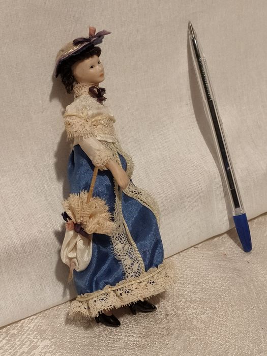 Boneca/ Dama Antiga em Porcelana