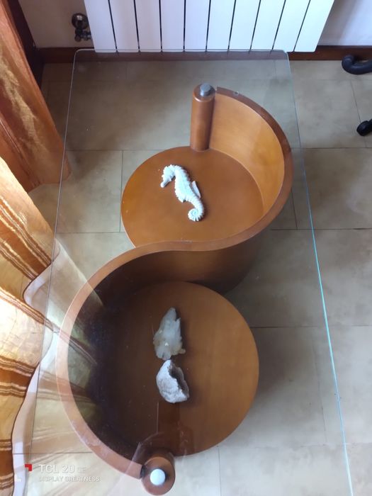 Mesa em madeira maciça e tampo de vidro