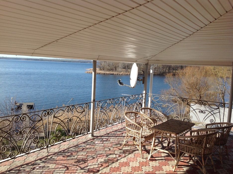 Оренда будинку на березі Дніпра з басейном.