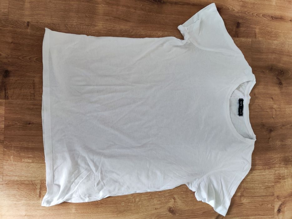 Zwykła gładka biała koszulka t-shirt