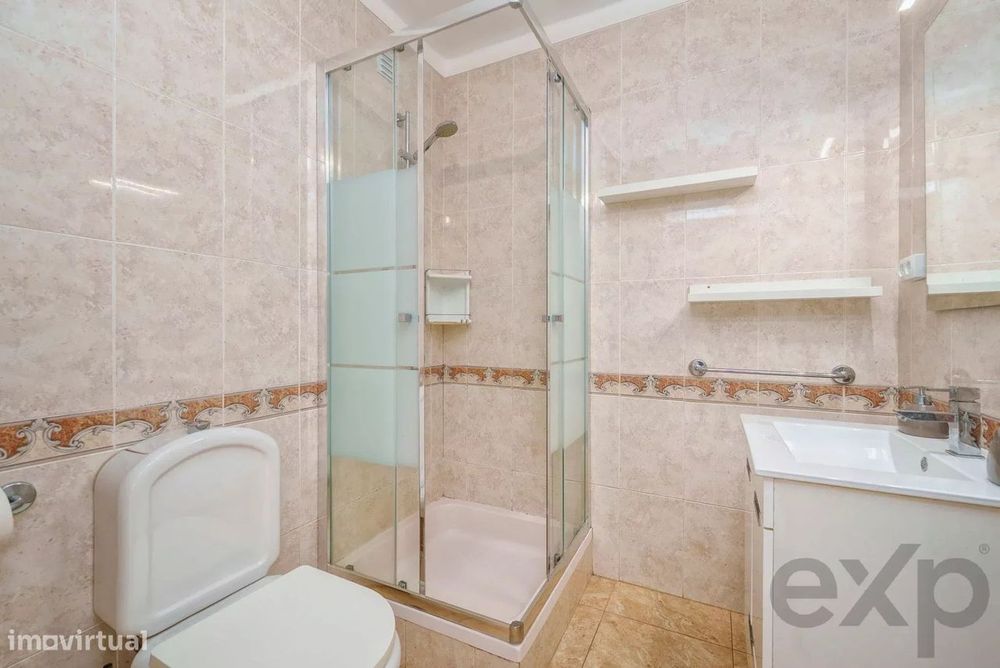 Moradia T2+1 com quintal e terraços com vista mar em Olhão, junto à Ri
