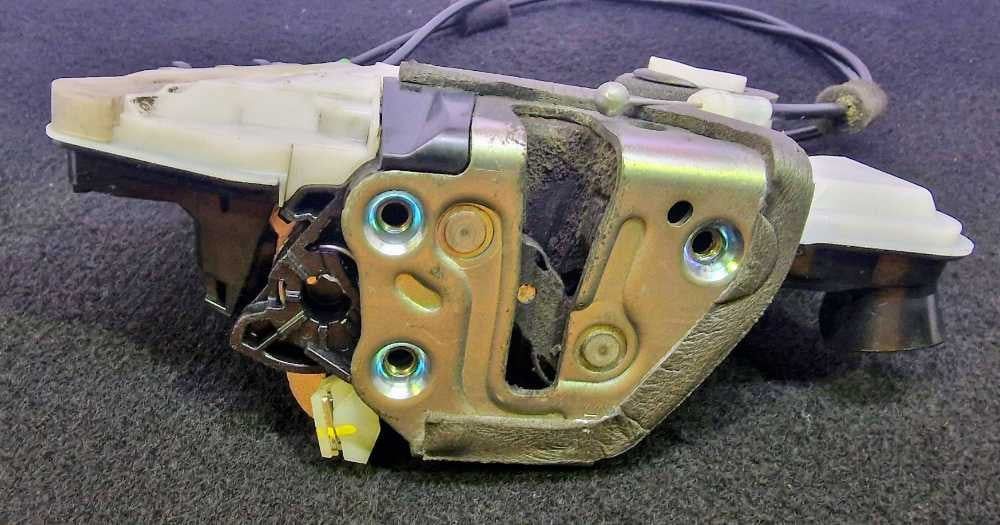 Fechadura / Fecho Porta Frente Direito - TOYOTA AYGO