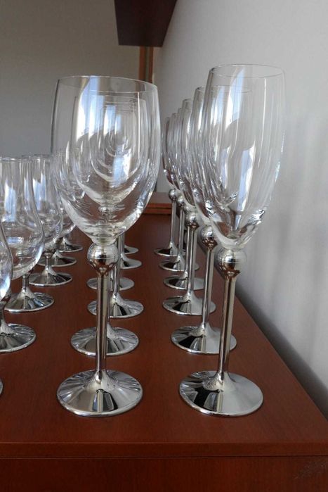 Serviço de copos vintage de cristal com pé metálico prateado