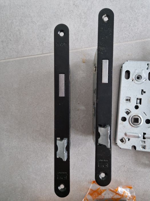 Zamek wpuszczany WC 4 sztuki