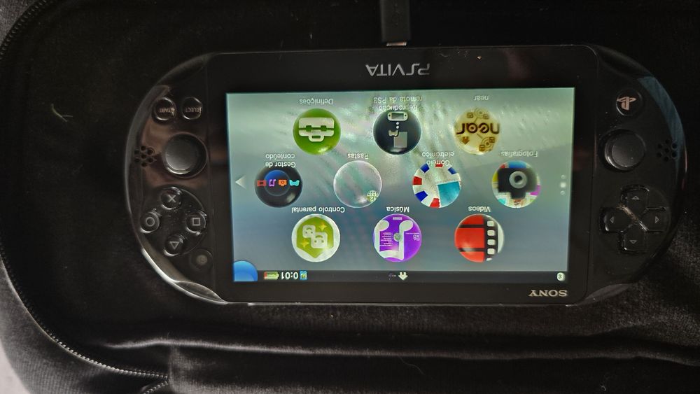 PlayStation Vita PCH-2016 com cartão de memória orginal e um jogo físico