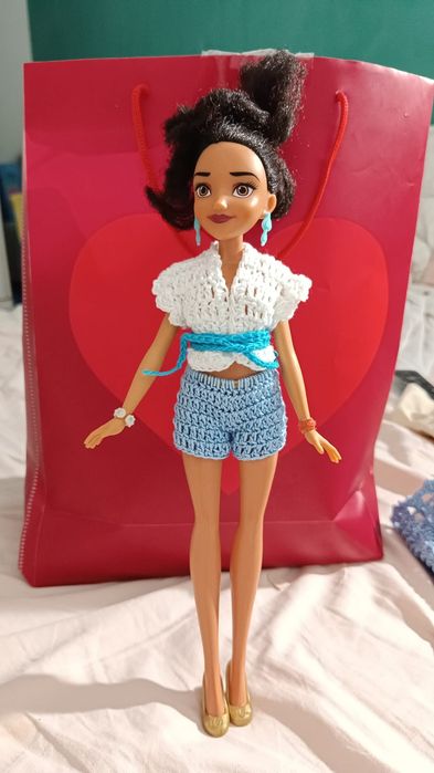 Roupas de boneca de crochê