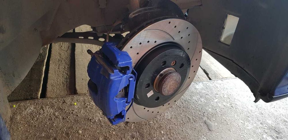 Гальмівні диски (перед/зад). Гладкі, з насічками, перфорація) Колодкі.