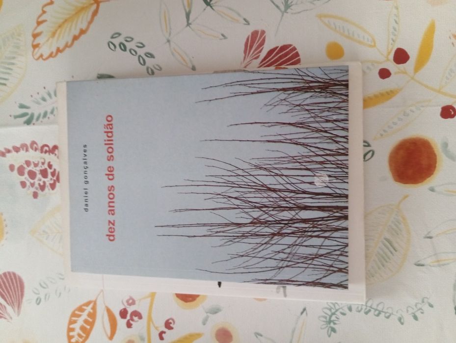 Vendo 2 livros de poesia de autores diferentes.