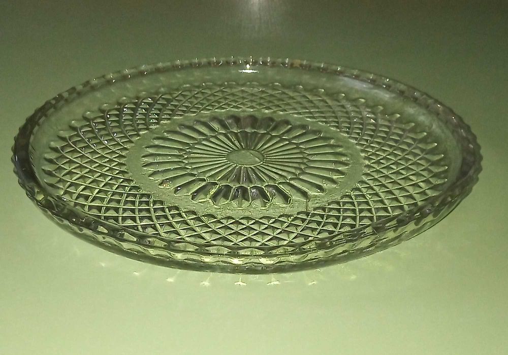 Гарне скляне блюдо для тортів, десертів та фруктів