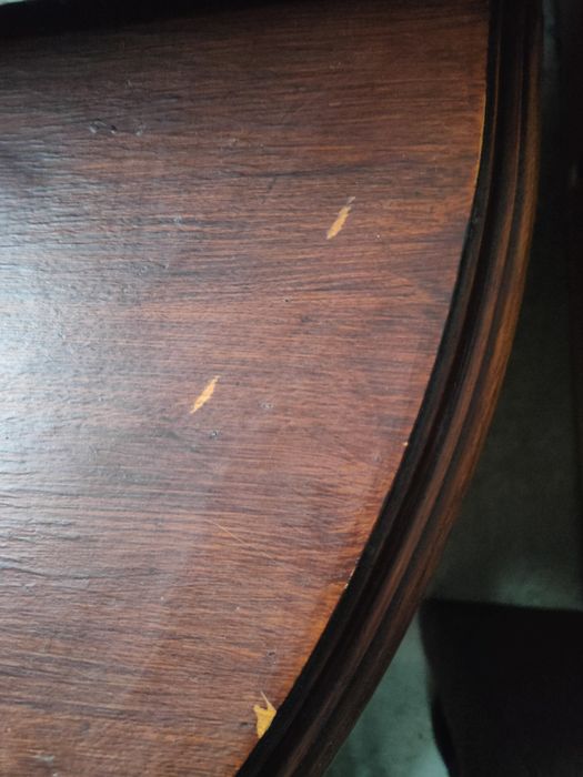 Деревянный стол в хорошем состоянии
