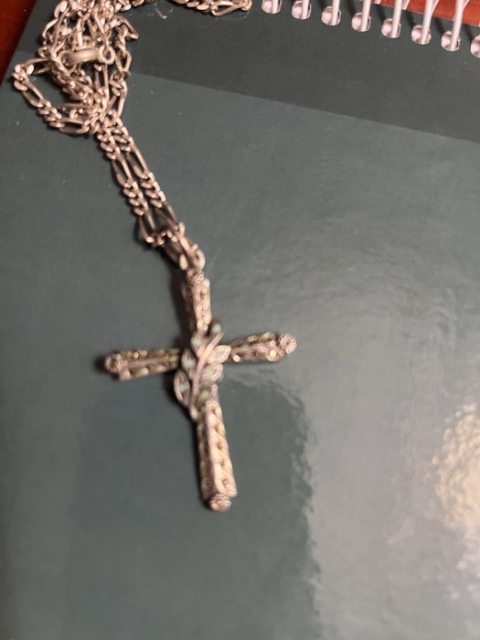 Fio de prata e cruz