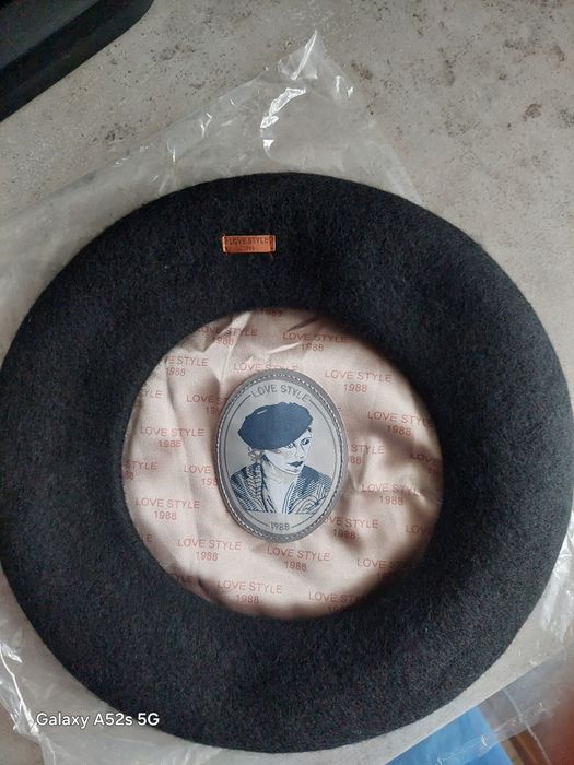 Nowy Czarny beret z żywej wełny