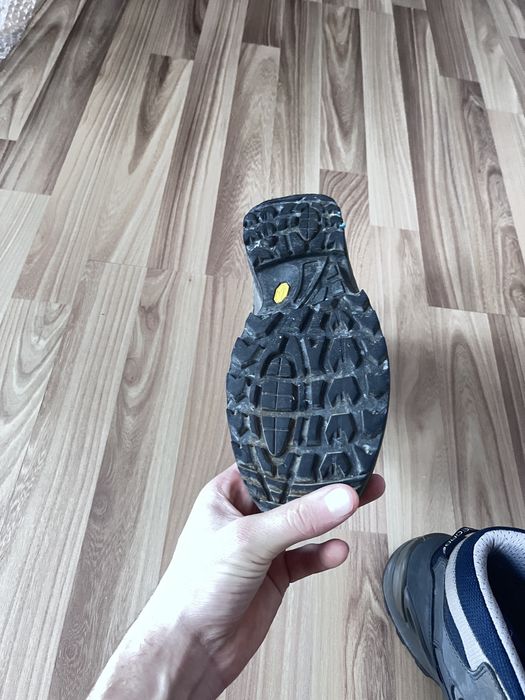 Продам трекінгові кросівки Lova