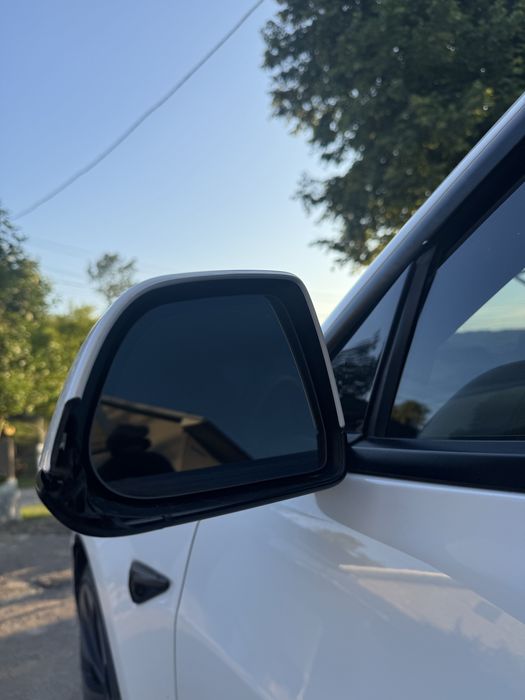 Ліве дзеркало Tesla model 3 з дефектом