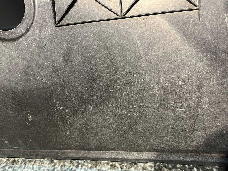 Люверс центральний Tesla model 3 rest